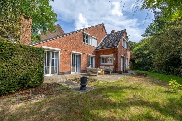 Te renoveren landhuis in groene wijk Hertebos