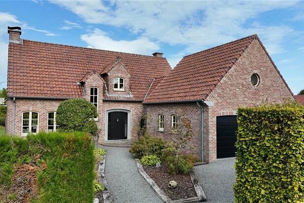 ÉLÉGANTE VILLA,excellent confort et environnement verdoyant