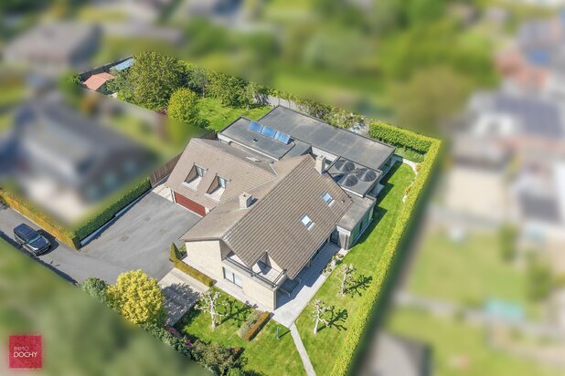 Ruime villa met recente aanbouw en binnenzwembad