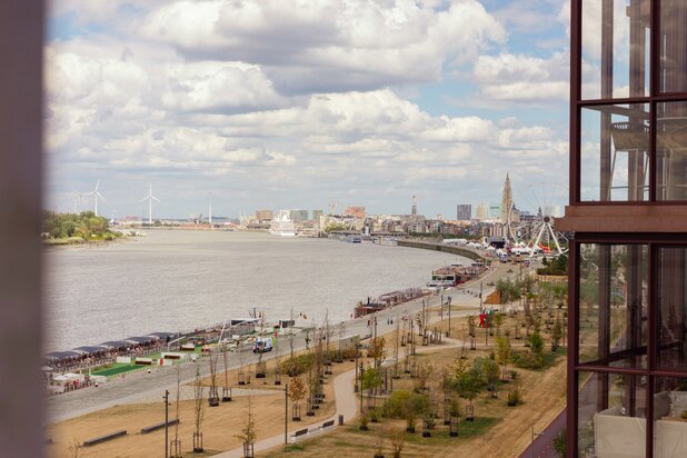 Four flats, forming a single whole with the Scheldt as a backdrop