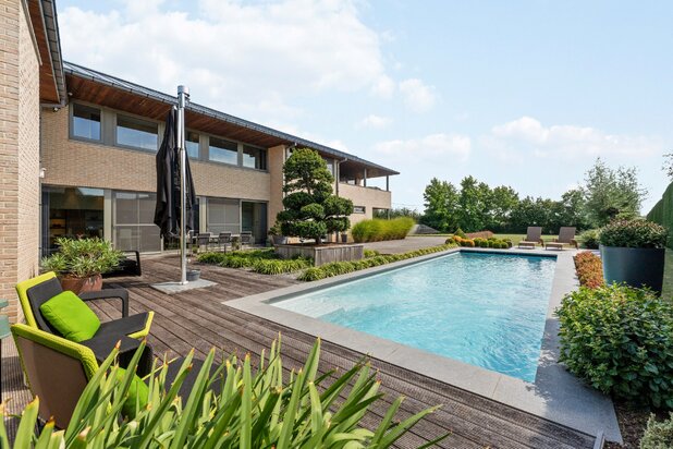 Moderne villa, luxueus afgewerkt met zwembad op ruim perceel