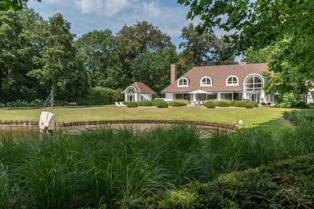 Exclusive living among the greenery on 6,867 m² in Oostkamp