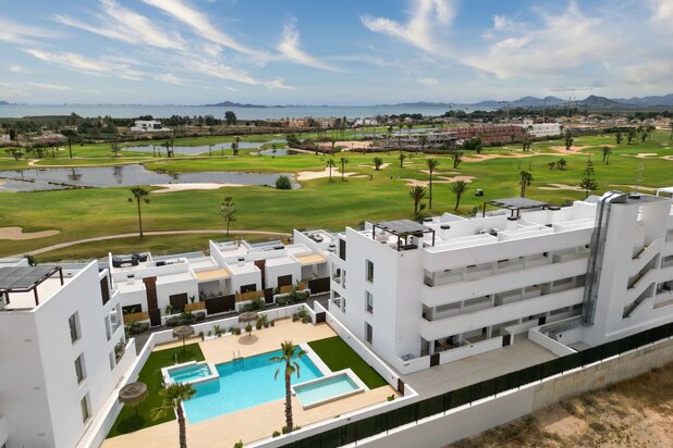 Premium penthouse te koop aan Serena Golf in Los Alcázares met uitzicht op golfbaan, zee en bergen