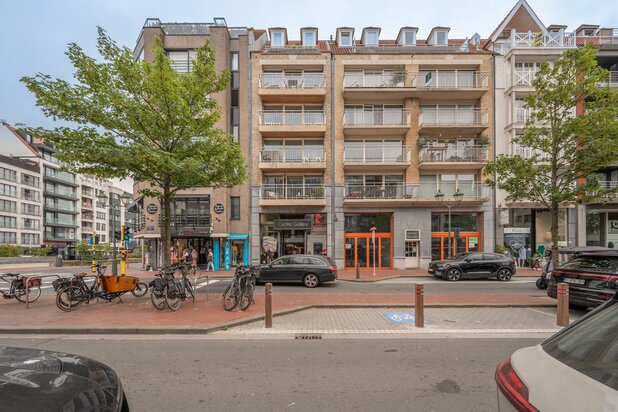 Zuidgericht en instapklaar 4-slaapkamerappartement, met 2 ruime terrassen.