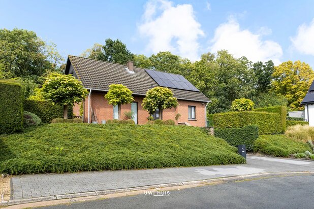 Instapklare open bebouwing met zonnepanelen, thuisbatterij en mooie tuin