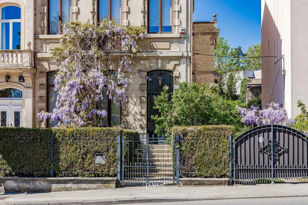 Maison de caractère trois-façades avec jardin exposé ouest