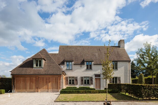 Strak-landelijke villa met zuidgerichte tuin in Deurle