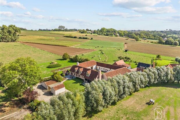 UNIEKE CHARMANT GERENOVEERDE VIERKANTSHOEVE (B&B)