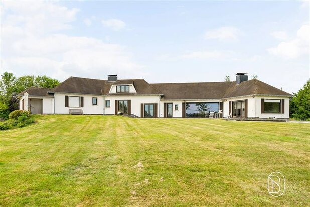 Statige villa met zwembad en uniek uitzicht op 6.401m²