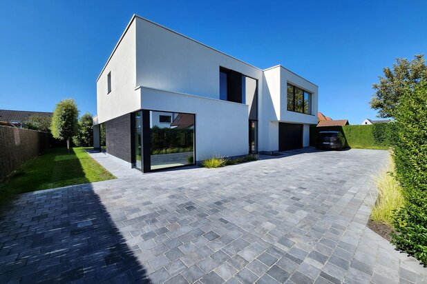 Recente alleenstaande villa centraal gelegen vlakbij het centrum van Knokke.