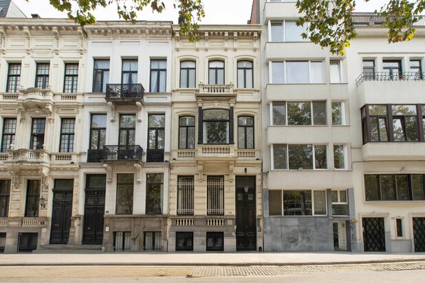 Spacious and luxurious neoclassical townhouse with double garage and versatile possibilities in a prime location in Antwerp-South