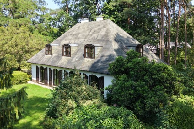 Stijlvolle villa van 275m² op 20 are met bureel, 4 slaapkamers, 2 bad-of douchekamers, dubbele garage