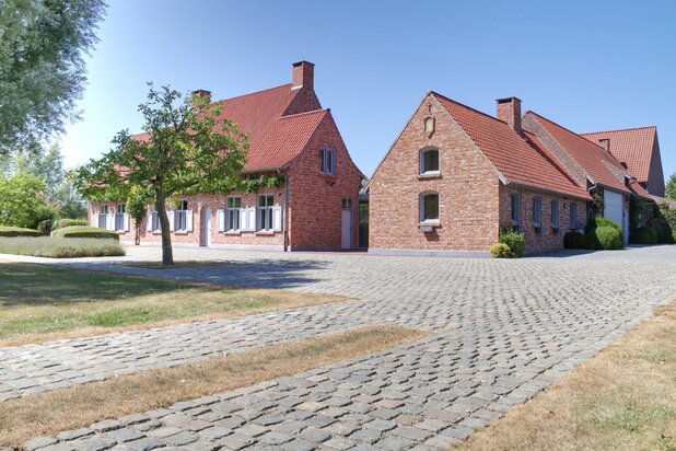Exclusief landhuis op 1 hectare met panoramische verzichten in het hart van Heuvelland