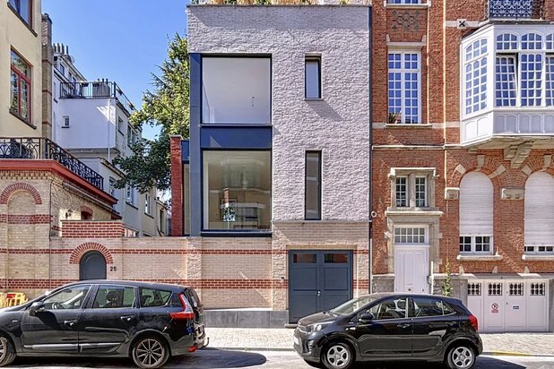 Nieuw huis, terras en dak op het zuiden