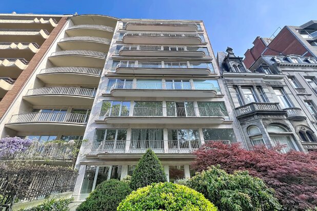 Licht appartement met 4 slaapkamers en parking