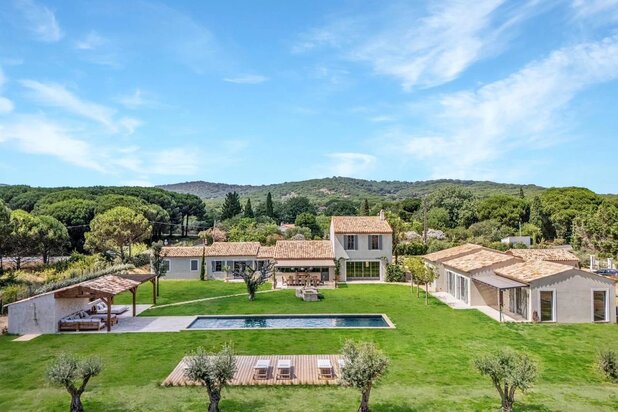 Recently renovated property in a modern Bergerie style...