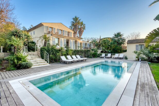Propriété d'exception au cœur du village de Saint-Tropez : Villa avec vue sur la mer