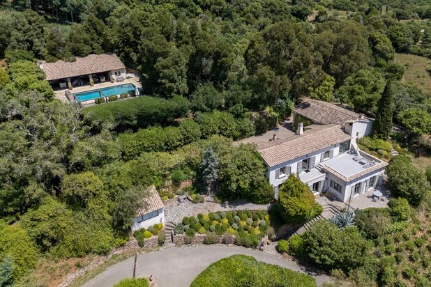 Exceptional estate nestled in a lush 5-hectare park on the heights of Gigaro