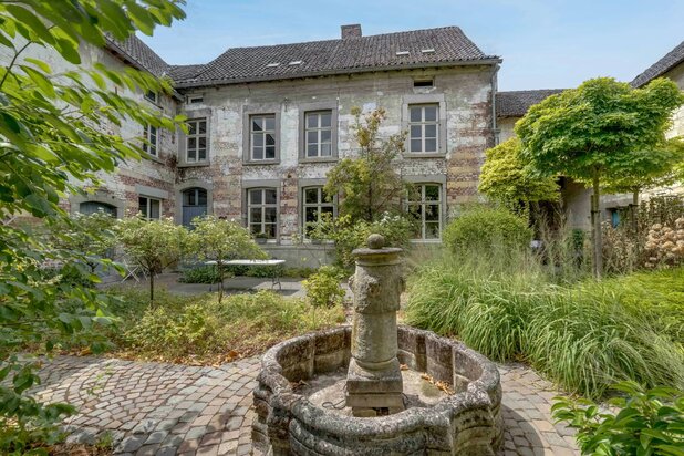 Karaktervolle, beschermde hoeve uit 1724 met schuur en stallingen
