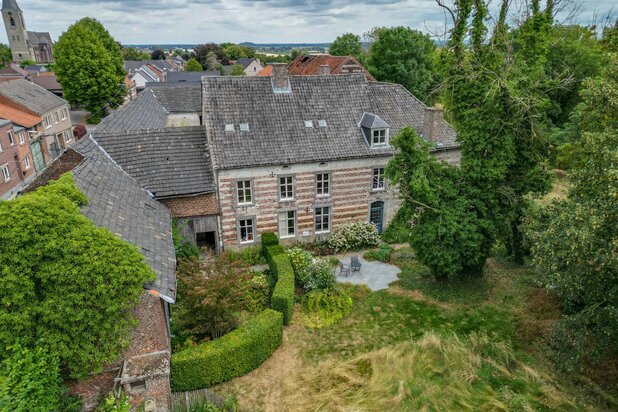 Karaktervolle vierkantshoeve met 5 slaapkamers en prachtige binnenkoer