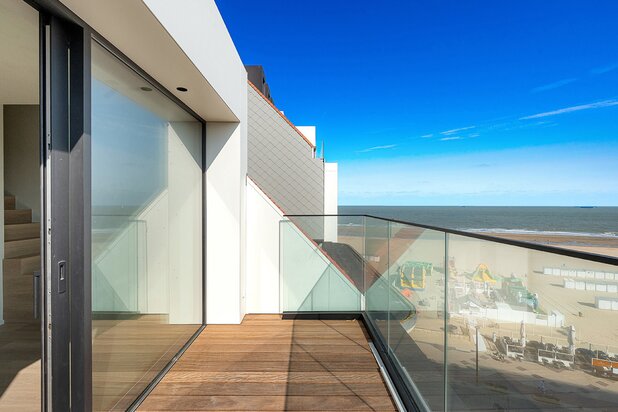 New-build duplex flat with a stunning side view of the sea