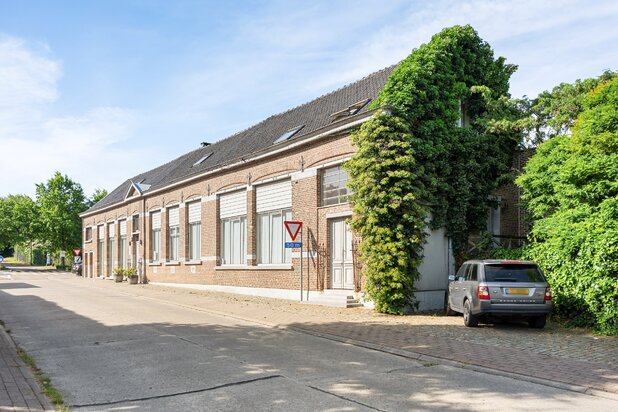 Karaktervol multifunctioneel gebouw met 590 m² bruikbare oppervlakte, tuin en ruime parkeermogelijkheden.