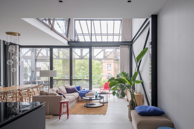Luxueus en tijdloos – Exceptionele loft met 2 slaapkamers, aparte bureauruimte en ruim terras in een beschermd gebouw met een rijke industriële voorgeschiedenis.