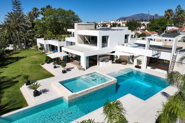 Een paradijselijke villa, met alle luxe details, aan de Middellandse Zeekust van Estepona