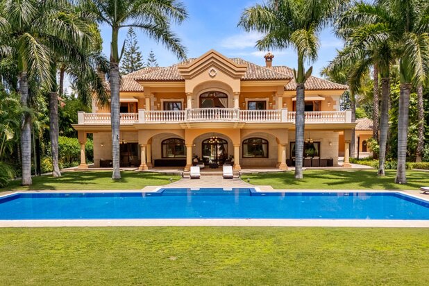 Uitzonderlijke grote villa aan het strand, een unieke kans in Guadalmina Baja, San Pedro de Alcantara