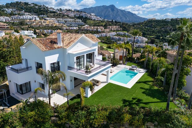Moderne villa met mediterrane elegantie in Los Arqueros, Benahavís