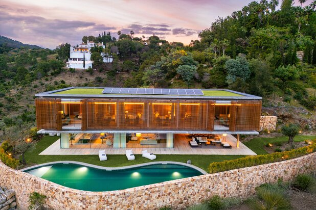 Spectaculaire designvilla die opgaat in de natuur met ruime uitzichten op zee in Benahavís