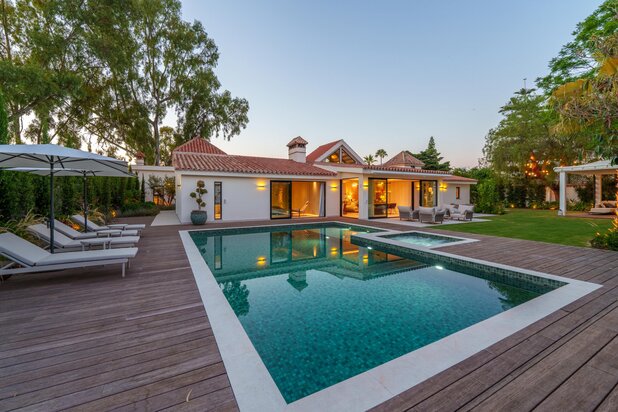 Moderne villa op één niveau op slechts enkele minuten van Puerto Banús, Marbella