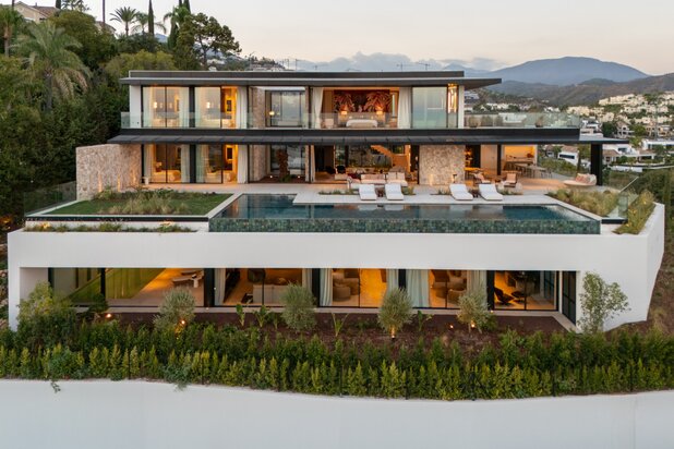 Indrukwekkende villa met panoramisch zeezicht in El Herrojo Alto, Benahavís