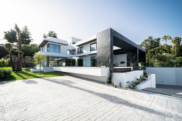 Uitzonderlijke nieuwbouw luxe villa met panoramisch uitzicht in El Paraíso, Estepona Oost
