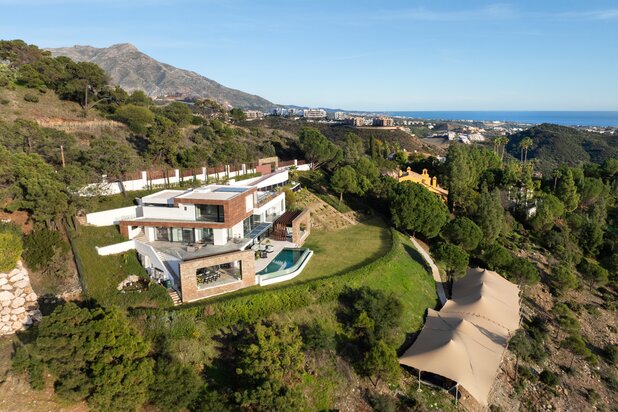 Architectonisch meesterwerk met panoramisch zee- en bergzicht in El Madroñal, Benahavís