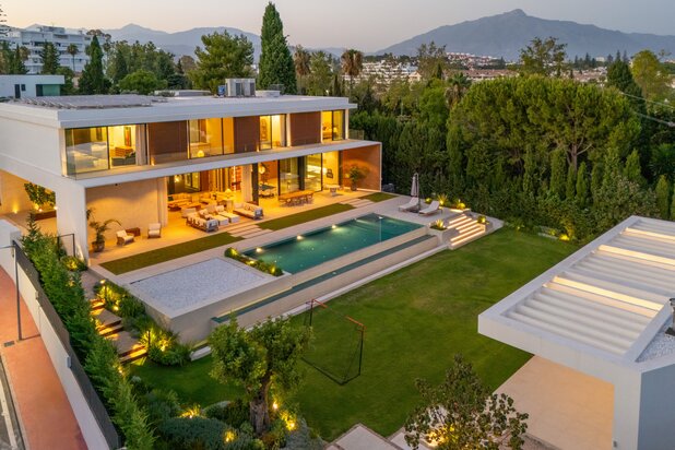 Een opmerkelijke moderne residentie in de prestigieuze enclave van Guadalmina Alta, Marbella