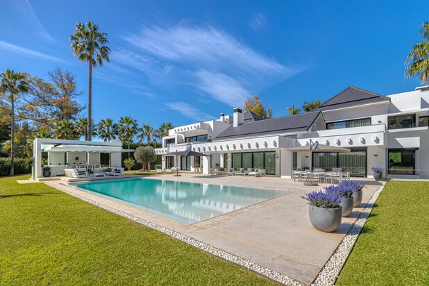 Moderne luxe villa met ruim perceel en verfijnde mediterrane levensstijl in Guadalmina Baja, Marbella