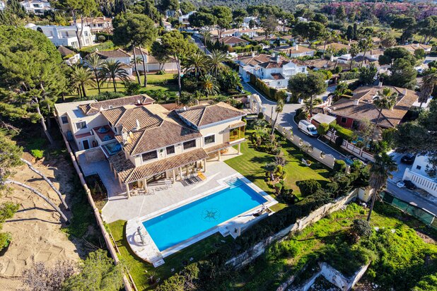 Prachtige villa in Los Monteros Playa op slechts 100 meter van het strand, Marbella