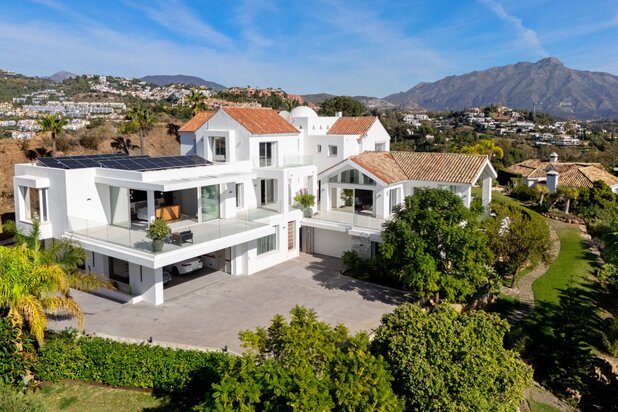 Ruime moderne villa met gastenverblijf in een privé ligging op de heuvel, Puerto del Almendro, Benahavís