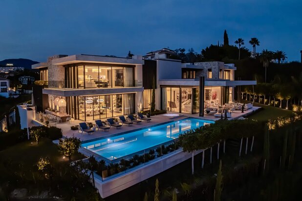 Prestigieuze woning op een heuvel met panoramisch zee- en bergzicht in La Quinta, Benahavis