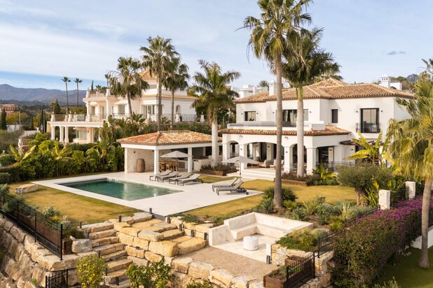 Moderne andalusische villa met panoramisch zeezicht in Los Flamingos, Benahavís