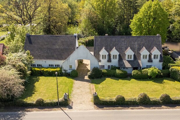 Uniek landhuis met ruim bijgebouw op riant perceel van 4.855 m², pal zuid georiënteerd