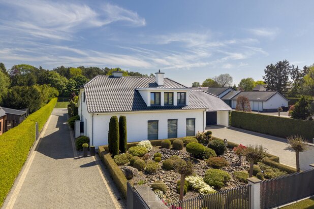 Exclusive villa (511 sq m) with outdoor pool, wellness area, and horse facilities in Lanaken