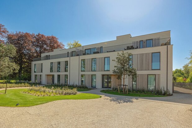 Prestigieus nieuwbouwappartement met ruime tuin en terras.