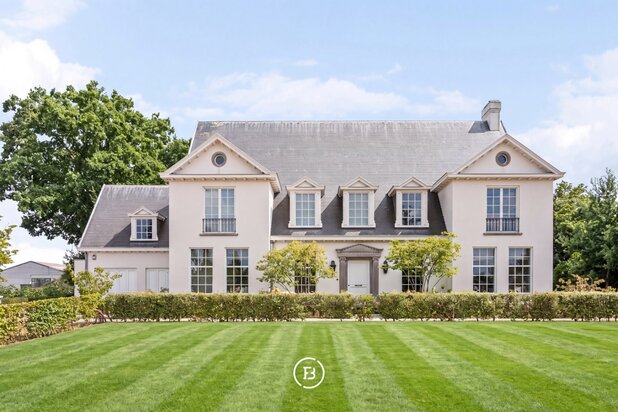 Franse villa met zwembad en poolhouse
