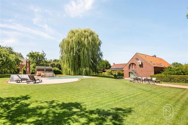 Vacation rental with an adjoining lounge and wellness facilities