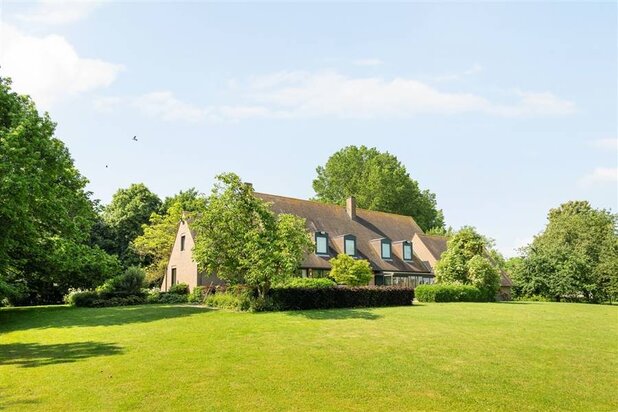 Exclusive villa along a scenic Scheldt branch