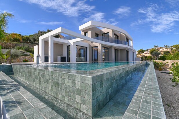 Instapklare villa op wandelafstand van het strand met zeezicht en prachtig zicht over Moraira