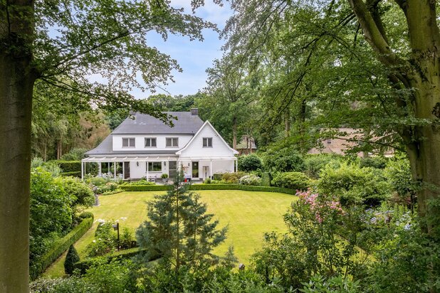 Statige villa op prachtig aangelegd perceel  met 4 slaapkamers en inpandige garage