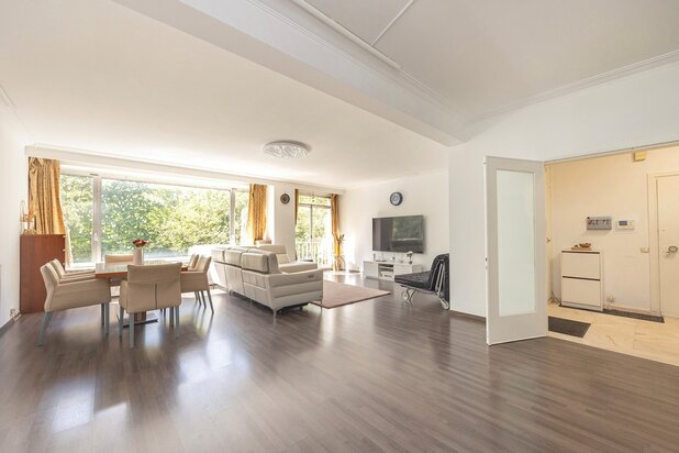 Ruim en instapklaar 2-slaapkamer appartement op toplocatie aan het Stadspark met terras, EPC B!